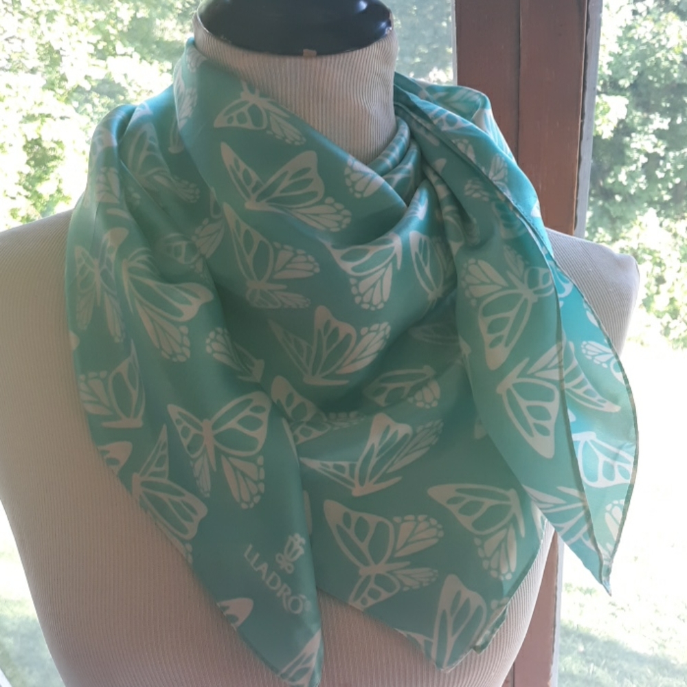 Lladro silk scarf - Picture 6 of 7